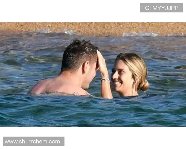 足球明星与女友甜蜜瞬间大公开精彩照片回顾引发粉丝热议