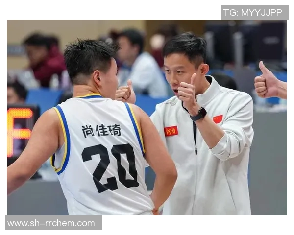 足球明星观看女篮比赛精彩瞬间引发热议与讨论 足球明星观看女篮比赛精彩瞬间引发热议与讨论