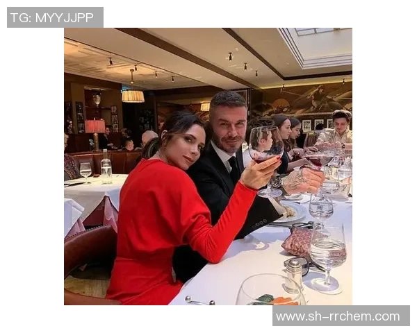 身高出众的足球明星女主在绿茵场上的奋斗与爱情故事